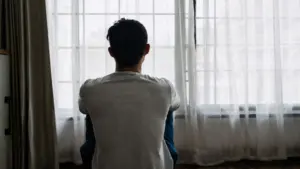 Nhiều đàn ông âm thầm kiệt sức khi cảm thấy bị “ra rìa” trong gia đình, dễ gặp stress, mất ngủ, lo âu và trầm cảm.