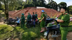 Khoảng 50 người phối hợp tìm kiếm cụ ông 92 tuổi mất tích sau khi vào rừng cắt cỏ tại Nghệ An. Xem diễn biến vụ việc.
