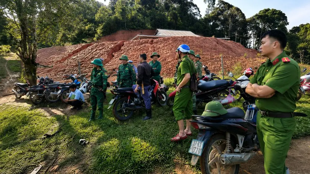 Khoảng 50 người phối hợp tìm kiếm cụ ông 92 tuổi mất tích sau khi vào rừng cắt cỏ tại Nghệ An. Xem diễn biến vụ việc.