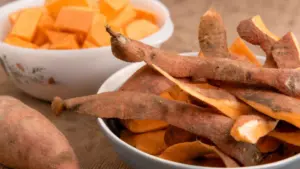 Vỏ khoai lang chứa nhiều chất xơ và chất chống oxy hóa, cùng vitamin A, beta-carotene, mang lại nhiều lợi ích cho sức khỏe.