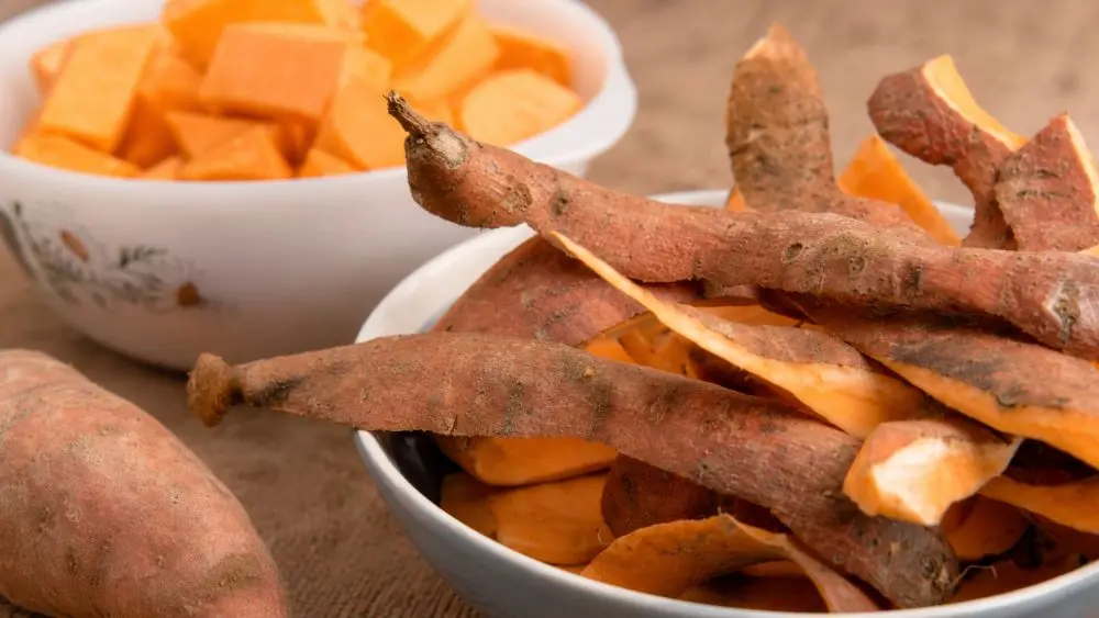 Vỏ khoai lang chứa nhiều chất xơ và chất chống oxy hóa, cùng vitamin A, beta-carotene, mang lại nhiều lợi ích cho sức khỏe.