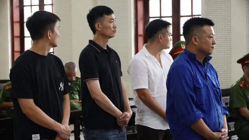 Vụ án cá độ bóng đá được đưa ra xét xử, các bị cáo phải chịu hình phạt theo quy định của pháp luật.