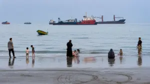 Mỹ đe dọa phong tỏa hải quân Iran vô thời hạn trong bối cảnh căng thẳng tại eo biển Hormuz tiếp tục leo thang.