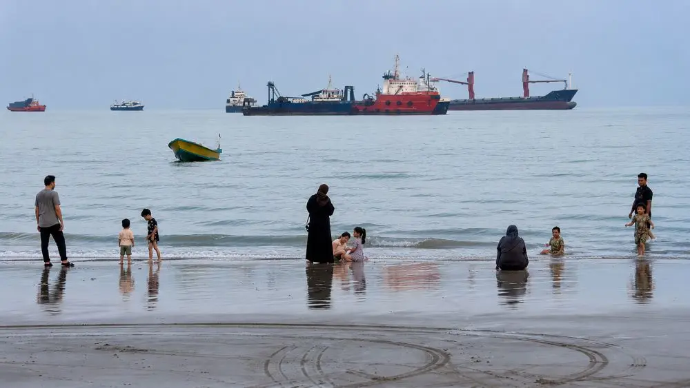 Mỹ đe dọa phong tỏa hải quân Iran vô thời hạn trong bối cảnh căng thẳng tại eo biển Hormuz tiếp tục leo thang.