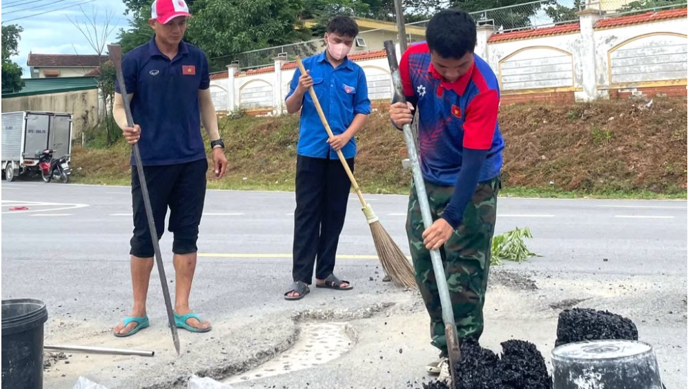 Người đàn ông Nghệ An xin nhựa đường dư để vá ổ gà miễn phí, góp phần bảo đảm an toàn giao thông cho người dân.