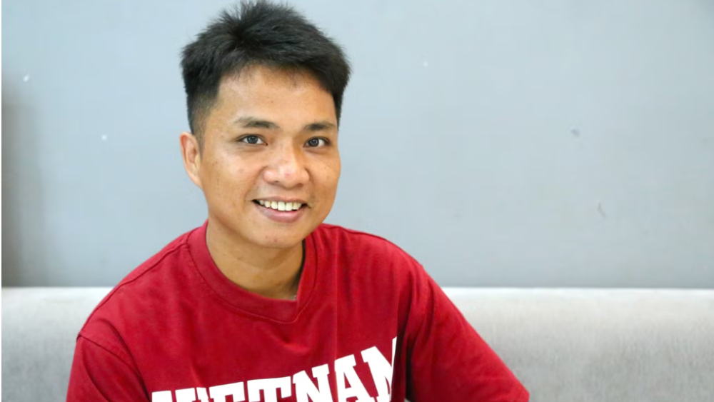 Câu chuyện của anh Lê Văn Hòa vá ổ gà miễn phí nhiều năm ở Nghệ An lan tỏa tinh thần sẻ chia vì cộng đồng.