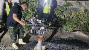 Người đàn ông vá ổ gà xuyên đêm nhiều năm ở Nghệ An, góp phần giúp người dân đi lại an toàn hơn.
