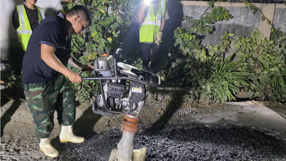 Người đàn ông vá ổ gà xuyên đêm nhiều năm ở Nghệ An, góp phần giúp người dân đi lại an toàn hơn.