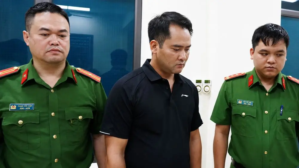 Thêm một giám đốc bị bắt trong vụ bờ kè đổ sau bão Yagi, bị cáo buộc sai phạm trong đấu thầu và thi công công trình.
