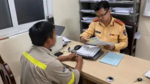 Tài xế xe bồn bị phạt 3 triệu đồng, tạm giữ giấy phép lái xe sau khi để nước thải chảy xuống đường Vành đai 3 Hà Nội.