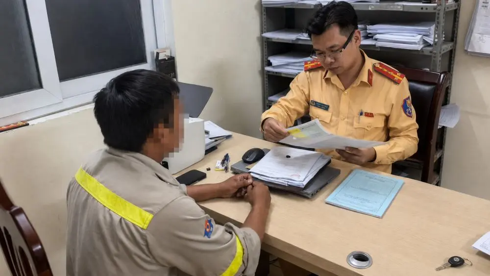Tài xế xe bồn bị phạt 3 triệu đồng, tạm giữ giấy phép lái xe sau khi để nước thải chảy xuống đường Vành đai 3 Hà Nội.