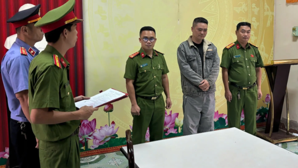 Bắt 4 xe tải chở gần 50 tấn hàng lậu gần biên giới, cơ quan chức năng khởi tố và bắt tạm giam người liên quan để điều tra.