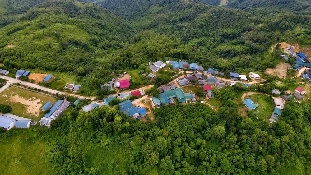 Rẻo cao Huồi Tụ nổi bật với các mô hình kinh tế gắn với rừng như chè shan tuyết, sa nhân tím, chăn nuôi bò và gà đen.