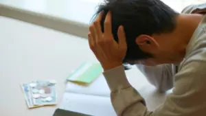 Rối loạn cương dương ảnh hưởng đến đời sống tình dục và có thể liên quan bệnh lý tiềm ẩn. Tìm hiểu dấu hiệu, nguyên nhân và cách điều trị.