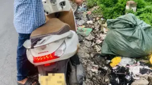 Người đàn ông vứt rác ven đường Rạch Cầu Suối bị Công an xã Vĩnh Lộc phát hiện, xử phạt 1,5 triệu đồng.