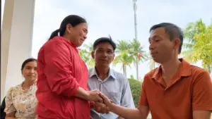 32 ngư dân sống sót sau 4 ngày trên biển, được hai tàu cá cứu. Câu chuyện của những người trở về khiến nhiều gia đình vỡ òa xúc động.