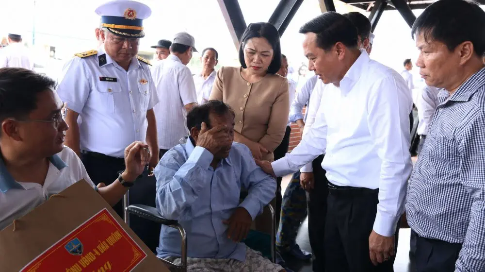 32 ngư dân Đà Nẵng gặp nạn trên biển được cứu hộ, chăm sóc và trở về địa phương an toàn, trong sự đón chào của người thân.