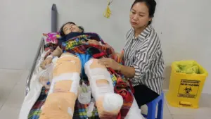 Cô giáo mầm non bị xe tải cán khi chạy ra đường cứu học sinh, hai chân bị dập nát và phải phẫu thuật cắt bỏ một chân.