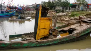 Hàng loạt tàu cá hư hỏng, bỏ hoang tại Lạch Vạn, Nghệ An gây ô nhiễm, thu hẹp diện tích neo đậu và cản trở luồng lạch.