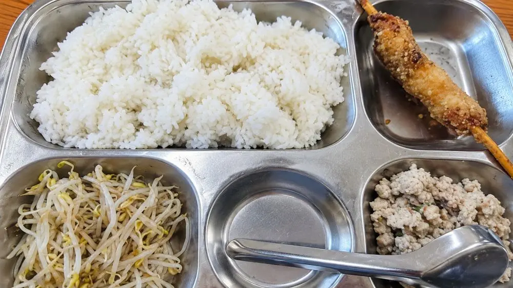 Suất ăn bán trú 40.000 đồng tại Trường tiểu học Trung Giã B gây chú ý, Hà Nội yêu cầu kiểm tra, làm rõ phản ánh.