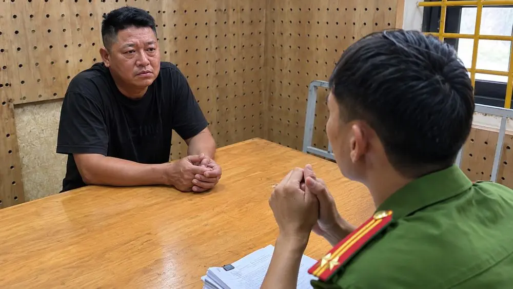 Trịnh Văn Hải bị khởi tố sau khi đánh người phụ nữ, rút chìa khóa xe và ép đưa 2 triệu đồng sau va chạm giao thông.