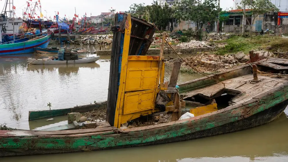 Hàng loạt tàu cá hư hỏng, bỏ hoang tại Lạch Vạn, Nghệ An gây ô nhiễm, thu hẹp diện tích neo đậu và cản trở luồng lạch.