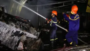 Cháy chợ Đăk Săk ở Lâm Đồng, lửa thiêu rụi 16 ki-ốt của 9 tiểu thương, gây thiệt hại ban đầu hơn 4 tỷ đồng.