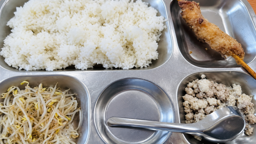 Thành ủy Hà Nội yêu cầu kiểm tra vụ suất ăn bán trú 40.000 đồng bị phản ánh có ít thức ăn, kém tương xứng.