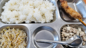 Thành ủy Hà Nội yêu cầu kiểm tra vụ suất ăn bán trú 40.000 đồng bị phản ánh có ít thức ăn, kém tương xứng.