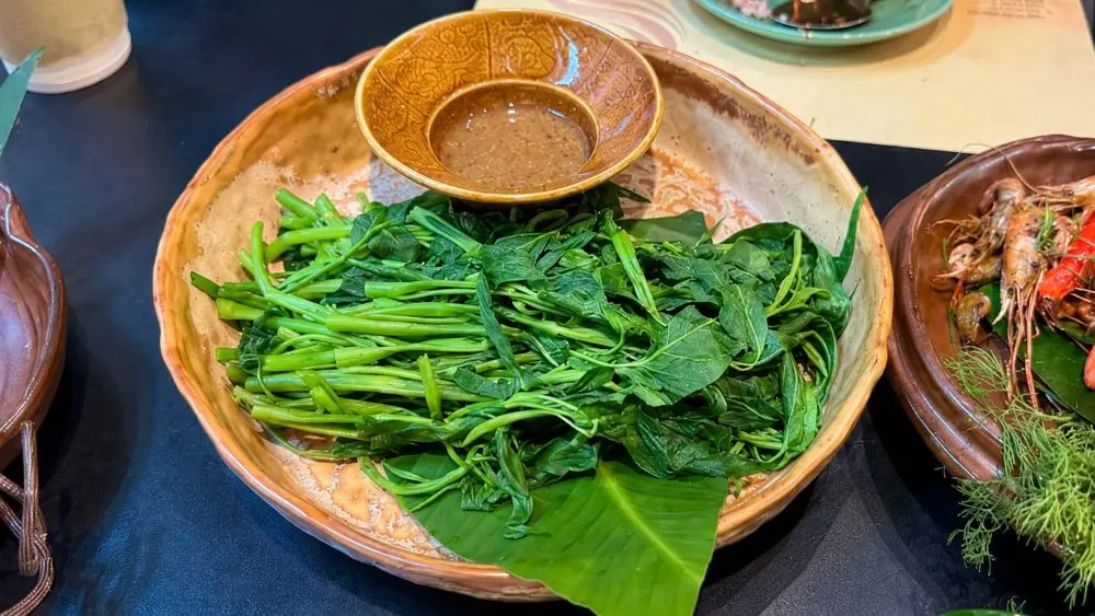 Rau muống giàu dinh dưỡng nhưng người bệnh gout, sỏi canxi oxalat hoặc rối loạn tiêu hóa cần lưu ý cách ăn và chế biến.