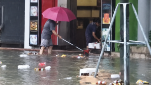 Mưa lớn khiến nhiều tuyến đường ngập sâu, nhiều ô tô bị ngập trong nước giữa lúc mưa xối xả.