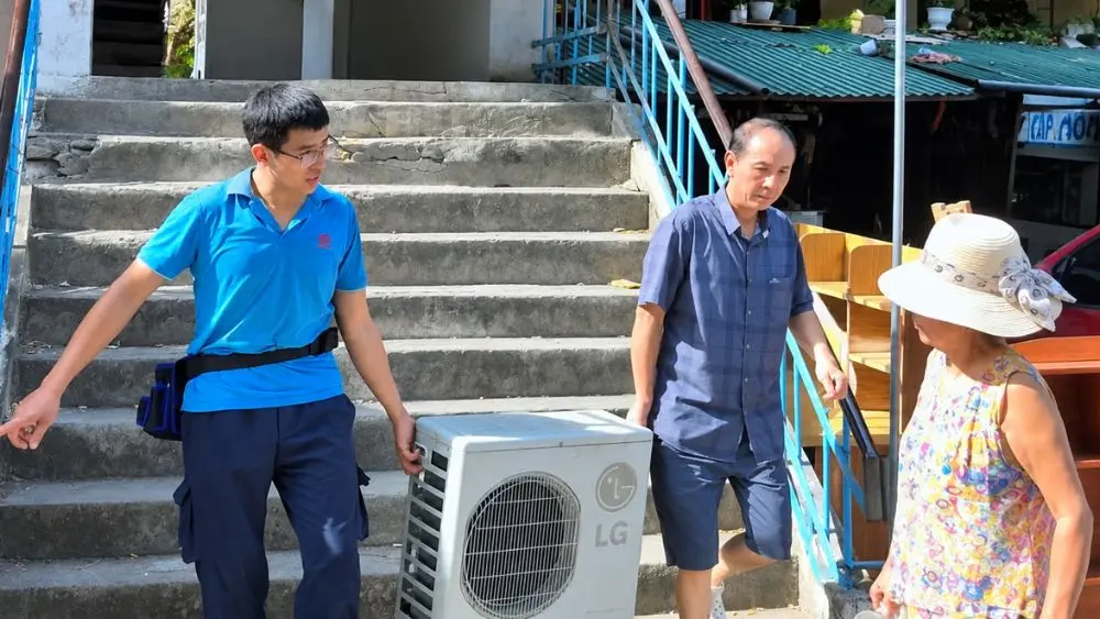 Lực lượng chức năng hỗ trợ người dân di chuyển khỏi khu chung cư Quang Trung xuống cấp, chuẩn bị bàn giao nơi ở mới.