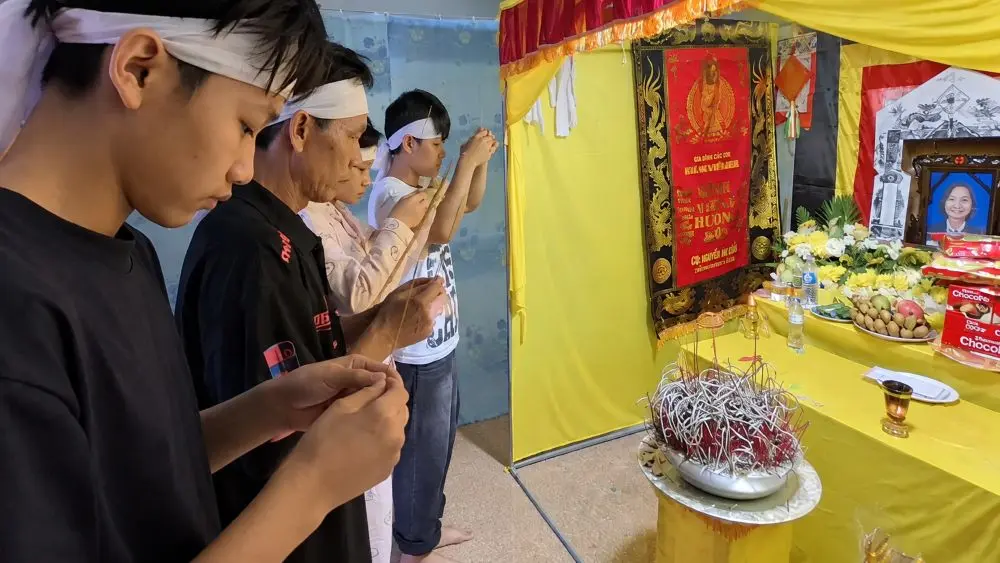 Người đàn ông cụt chân ở Nghệ An một mình nuôi 3 con sau khi vợ đột ngột qua đời, cuộc sống gia đình gặp nhiều khó khăn.