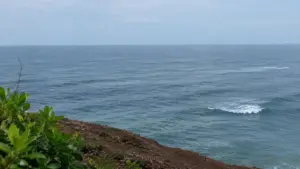 Vòi rồng bất ngờ xuất hiện trên vùng biển Gia Lai, tạo cột xoáy kéo dài từ đám mây đối lưu xuống mặt nước.