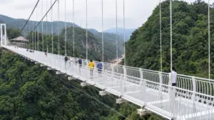 Cầu kính Bạch Long dài 632m ở Mộc Châu, Sơn La, giữ kỷ lục cầu đi bộ đáy kính dài nhất thế giới, vượt công trình tại Trung Quốc.
