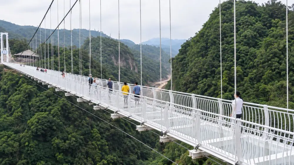 Cầu kính Bạch Long dài 632m ở Mộc Châu, Sơn La, giữ kỷ lục cầu đi bộ đáy kính dài nhất thế giới, vượt công trình tại Trung Quốc.