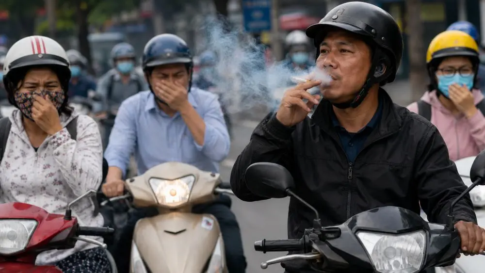 Hút thuốc khi lái xe hiện chưa có mức phạt riêng, nhưng người điều khiển có thể bị xử lý nếu gây vi phạm giao thông hoặc vứt tàn thuốc sai quy định.