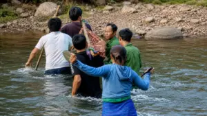 Người dân bản Dốc Mây băng rừng, vượt 4 con suối, thay nhau khiêng người bị rắn cắn đi cấp cứu.