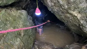 Ba người mắc kẹt ba ngày trong hang Rút, Phú Thọ do nước dâng bịt lối ra, được lực lượng chức năng giải cứu an toàn.