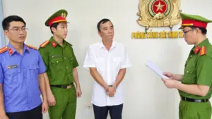 Phạm Quốc Trưởng, công chức Thuế cơ sở 5 tỉnh Vĩnh Long, bị khởi tố, bắt tạm giam để điều tra về hành vi giả mạo trong công tác.