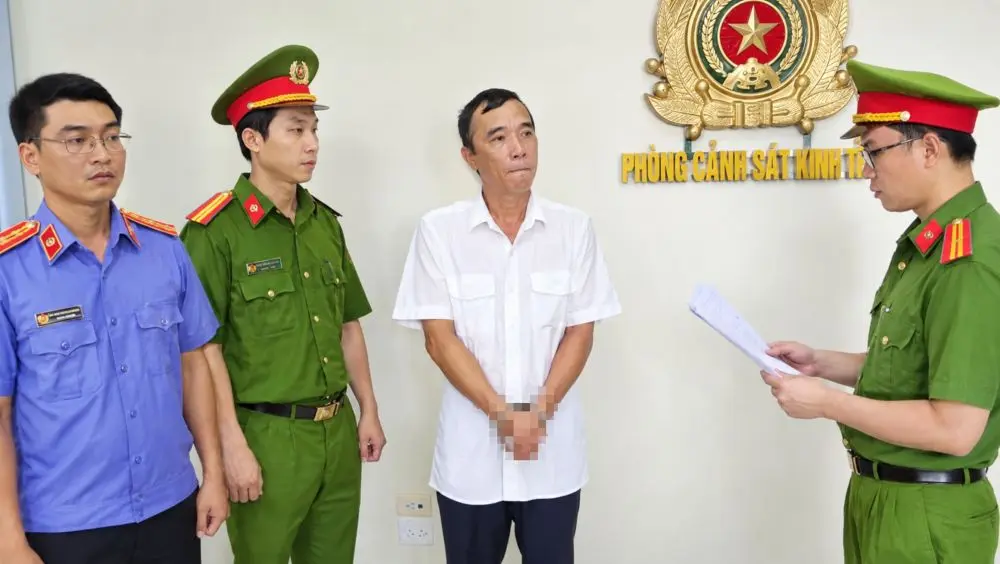 Phạm Quốc Trưởng, công chức Thuế cơ sở 5 tỉnh Vĩnh Long, bị khởi tố, bắt tạm giam để điều tra về hành vi giả mạo trong công tác.