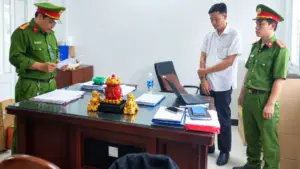 Bắt phó giám đốc Lê Minh Phúc liên quan vụ chôn gần 48 tấn chất thải công nghiệp, trong đó có chất thải nguy hại đặc biệt.