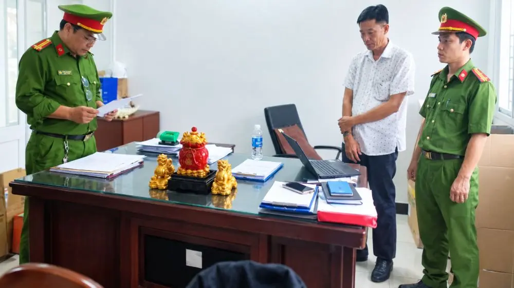 Bắt phó giám đốc Lê Minh Phúc liên quan vụ chôn gần 48 tấn chất thải công nghiệp, trong đó có chất thải nguy hại đặc biệt.