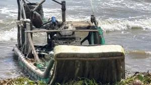 Bè mảng trôi dạt vào bờ biển Nghệ An khi động cơ vẫn hoạt động, trong lúc ngư dân 64 tuổi mất liên lạc.