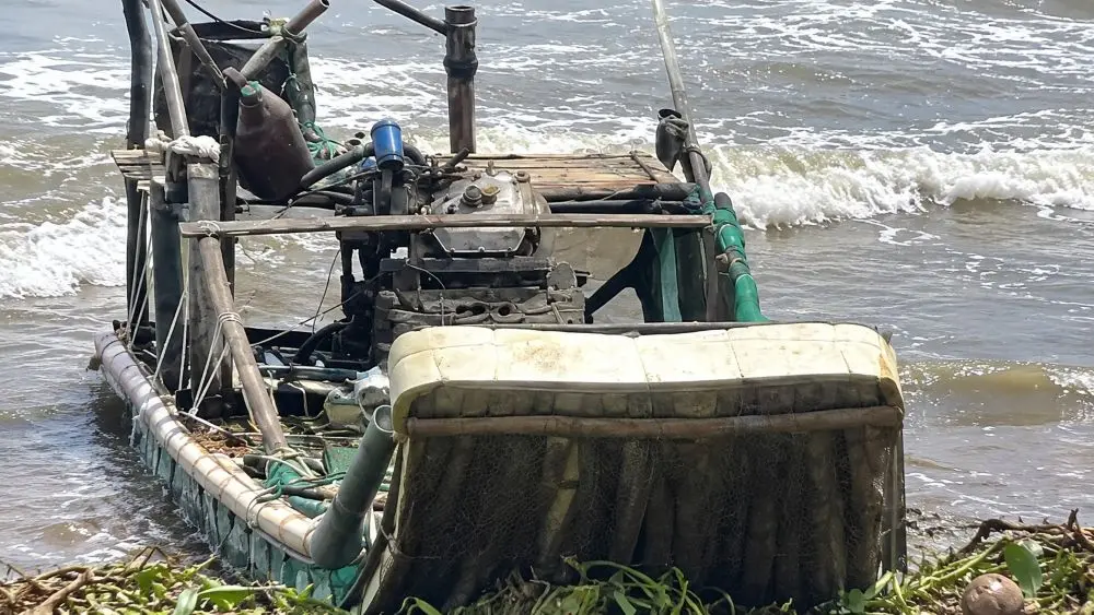 Bè mảng trôi dạt vào bờ biển Nghệ An khi động cơ vẫn hoạt động, trong lúc ngư dân 64 tuổi mất liên lạc.