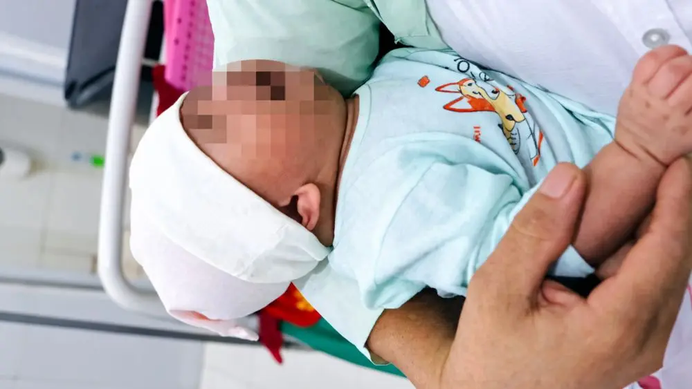 Bé trai hơn 1 tháng tuổi bị bỏ lại bên cổng làng Quỳnh Đôi, sau đó được đưa đến bệnh viện kiểm tra và chăm sóc sức khỏe.