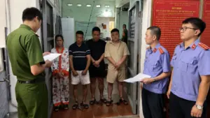 Bốn người bị tạm giữ sau vụ hành hung tài xế taxi ở Quảng Ninh vì từ chối chở quá số người quy định.