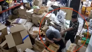 Camera ghi lại cảnh nam thanh niên hành hung nhân viên tại một kho hàng ở Hà Nội, khiến nạn nhân bị thương nặng.