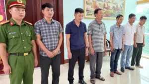 6 trong 9 cán bộ bảo vệ rừng bị khởi tố trong vụ nữ giám đốc bị cáo buộc chi tiền hàng tháng để đưa gỗ lậu qua chốt.