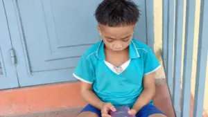 Cậu bé 13 tuổi mang điện thoại không sim chứa hình ảnh người cha đã mất, một mình đi tìm mẹ qua quãng đường núi dài 100km.
